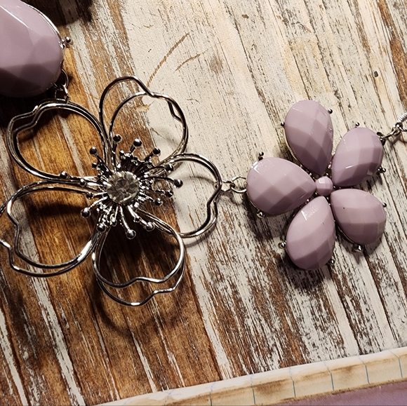 Purple / Lilac Color Flower Statment Necklace (22 inches) - Picture 6 of 10